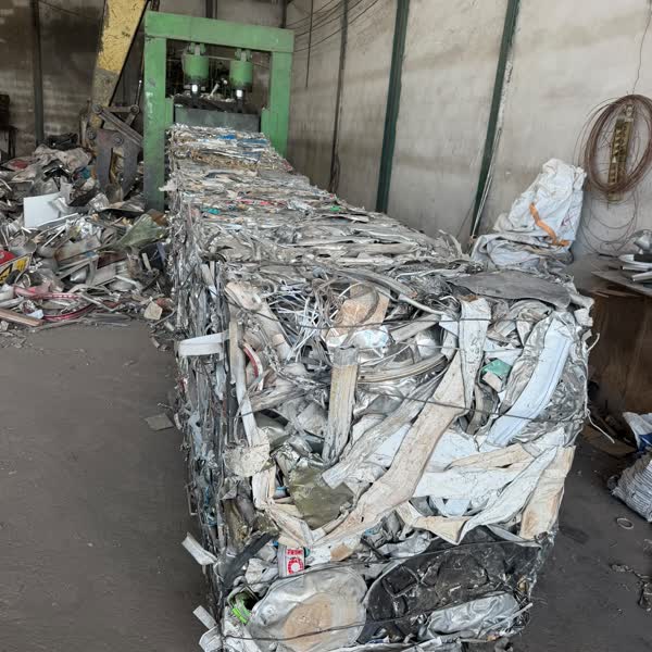 Long bale of aluminium scrap