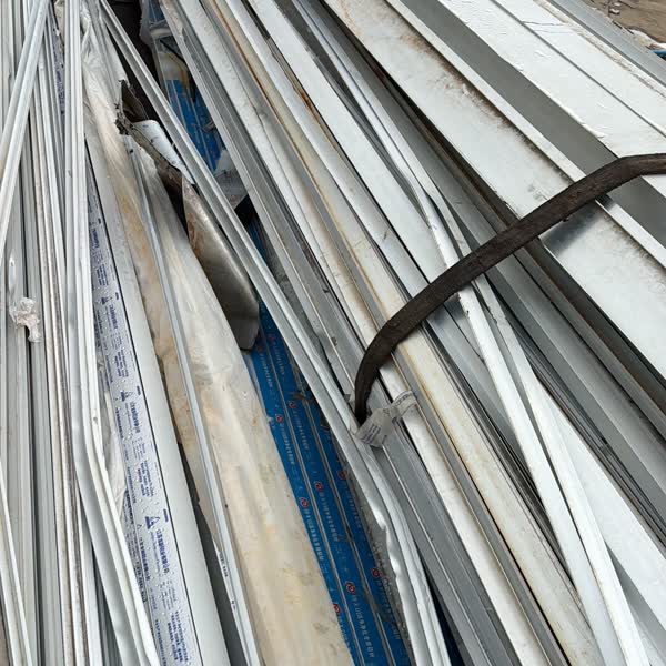 Strapped aluminium extrusion bundles