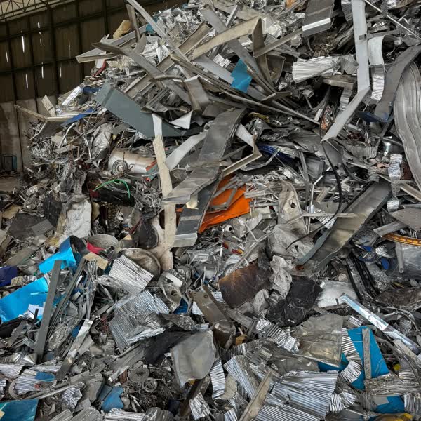 Mixed aluminium scrap pile
