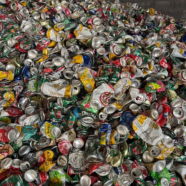 Loose crushed aluminium cans